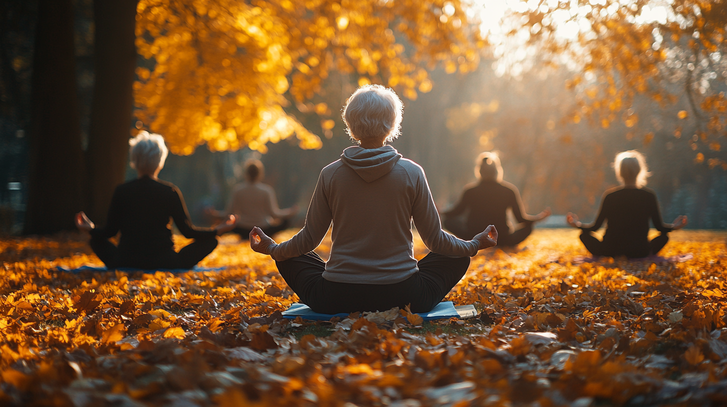 Група възрастни хора практикува йога в парк